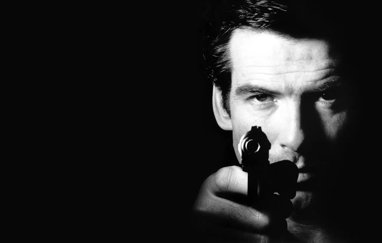 Фото обои пистолет, черный фон, агент 007, james bond, Pierce Brosnan, Пирс Броснан, джеймс бонд