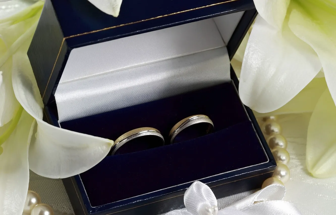 Фото обои украшения, цветы, кольца, лепестки, свадьба, коробочка