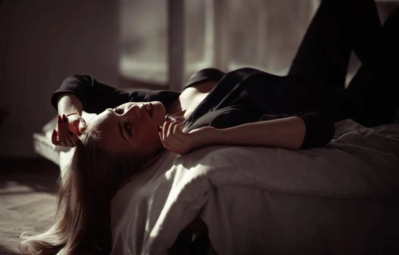 Фото обои девушка, model, blonde, jacket, in bed, makeup, red lipstick, black jacket