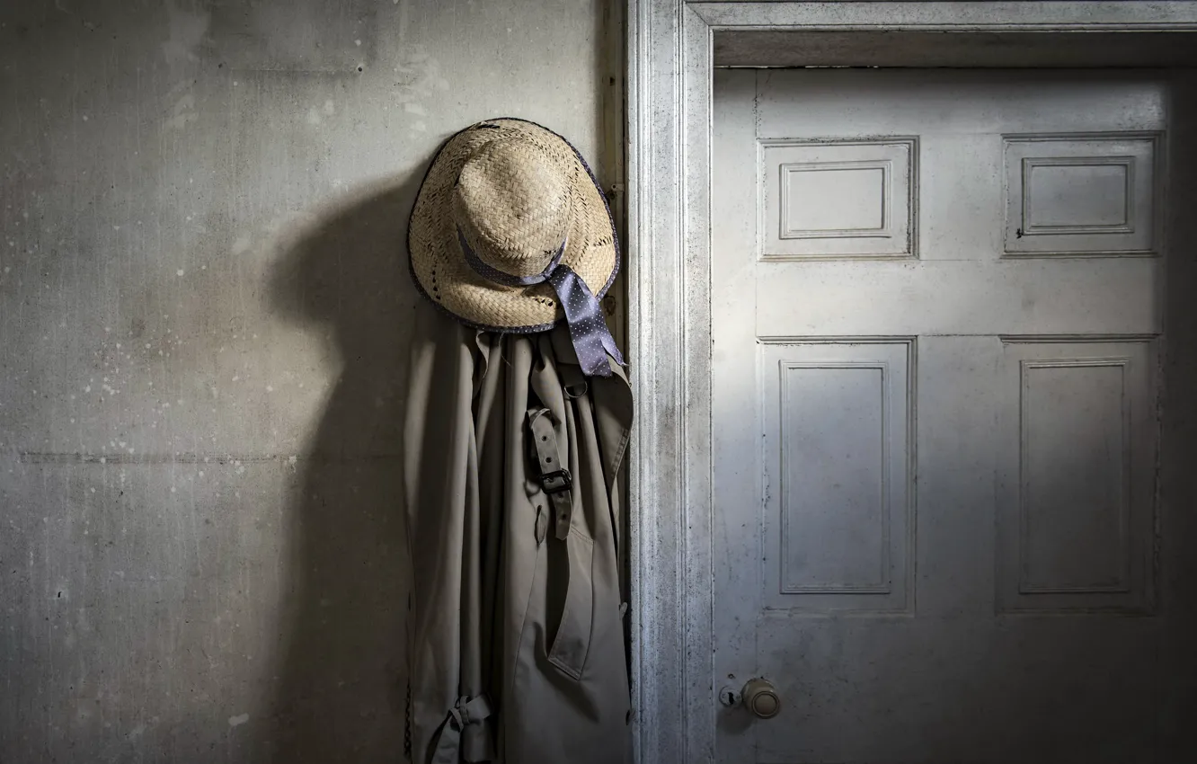 Фото обои шляпа, дверь, плащ, натурализм