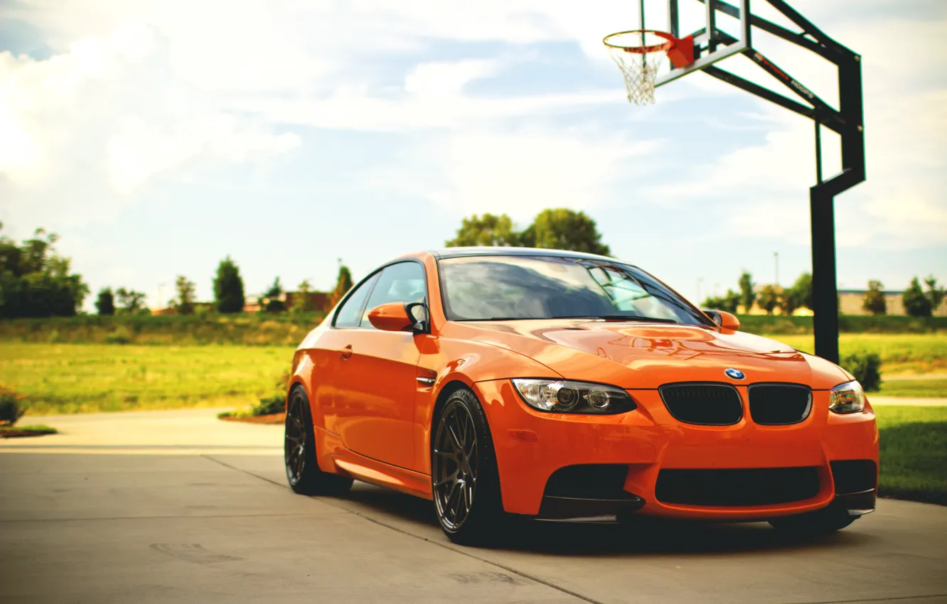 Фото обои небо, облака, оранжевый, BMW, БМВ, orange, e92, баскетбольная площадка