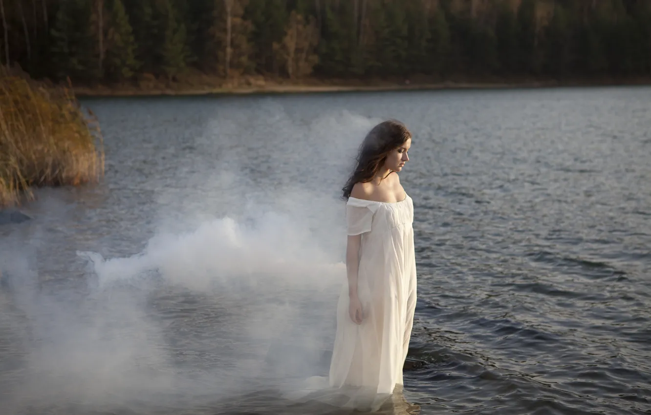 Фото обои девушка, река, дым, платье, шатенка