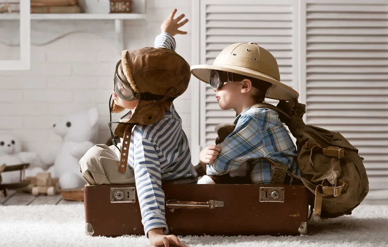 Фото обои дети, игра, игрушки, шляпа, очки, чемодан, рюкзак, мишки