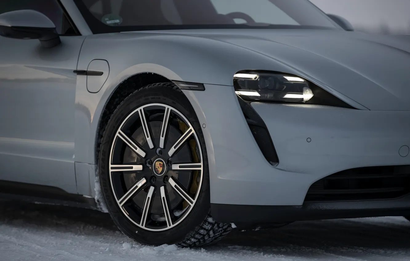 Фото обои снег, серый, колесо, Porsche, кузов, бампер, 2020, Taycan