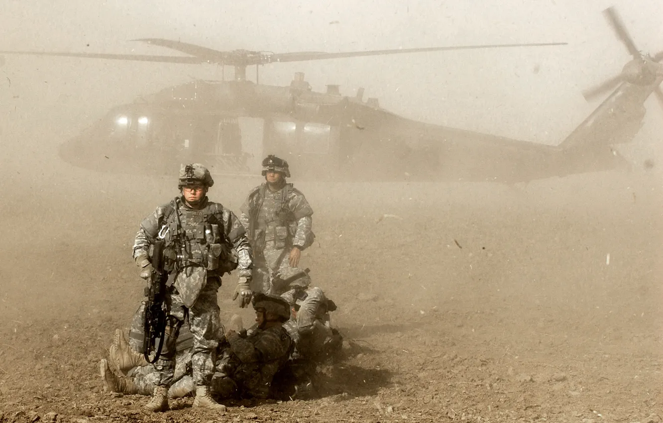 Фото обои пыль, вертолет, солдаты