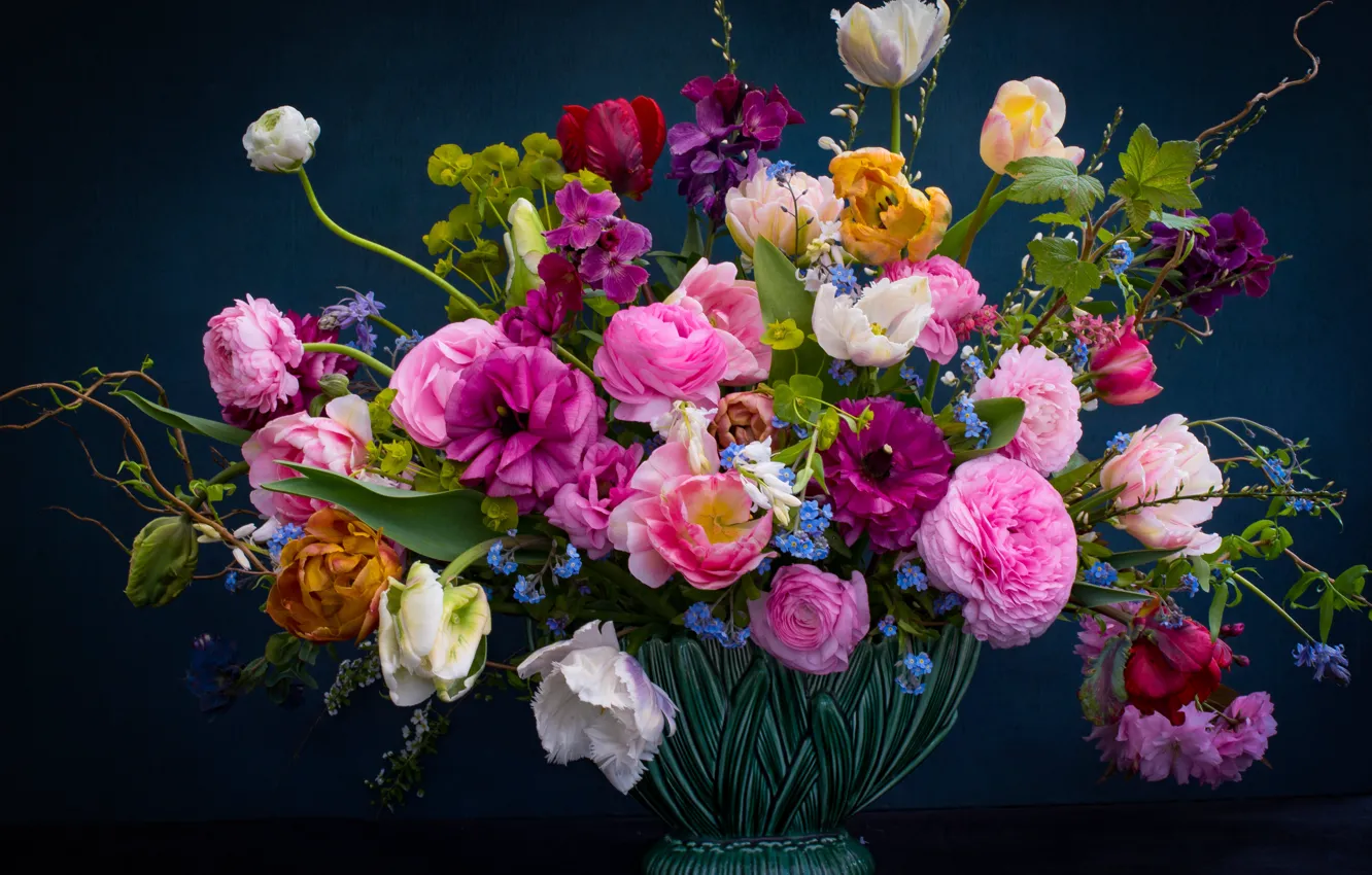 Фото обои цветы, фон, розы, букет, тюльпаны, ваза, незабудки, ранункулюсы