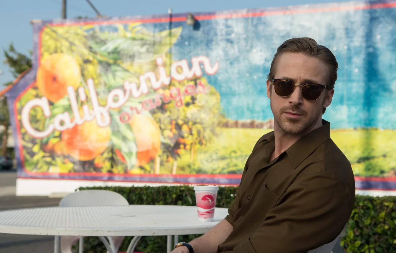 Фото обои кадр, очки, рубашка, стаканчик, мелодрама, столик, Ryan Gosling, Райан Гослинг