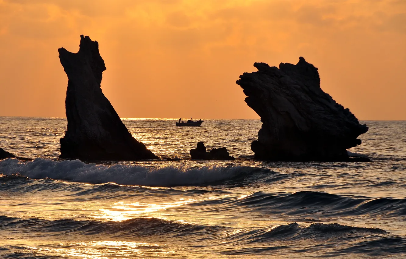 Фото обои море, волны, закат, скалы, лодка, две, рыбаки, баркас
