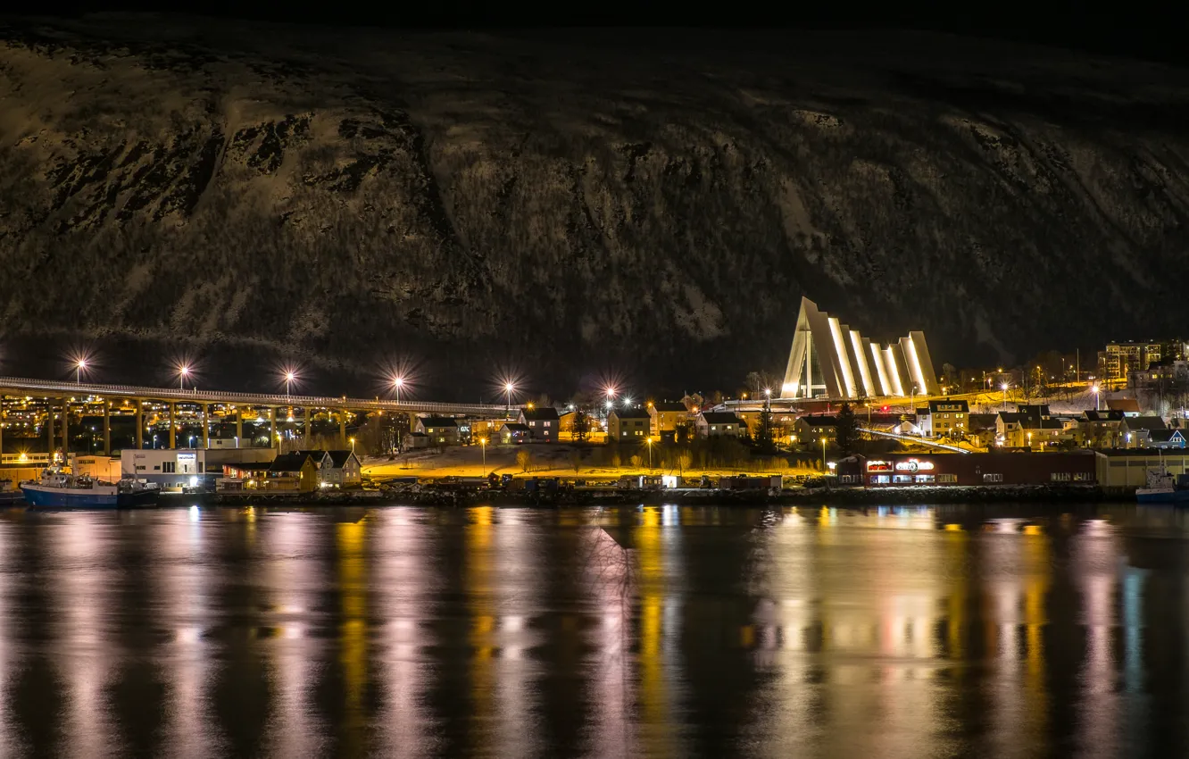 Фото обои горы, ночь, огни, река, дома, Норвегия, фонари, Tromso