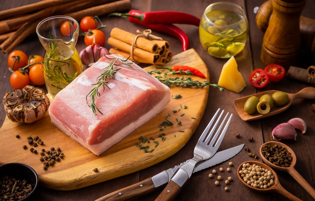 Фото обои мясо, помидоры, оливки, специи, чеснок