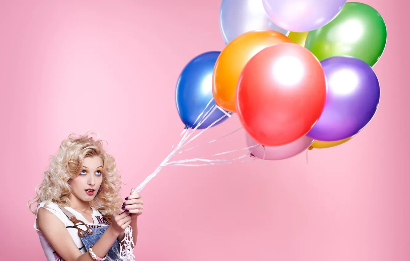 Фото обои взгляд, девушка, шарики, фон, шары, прическа, воздушный