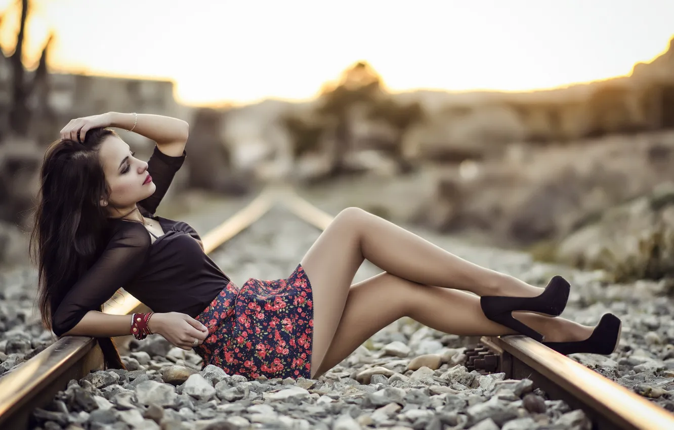 Фото обои девушка, железная дорога, Elena