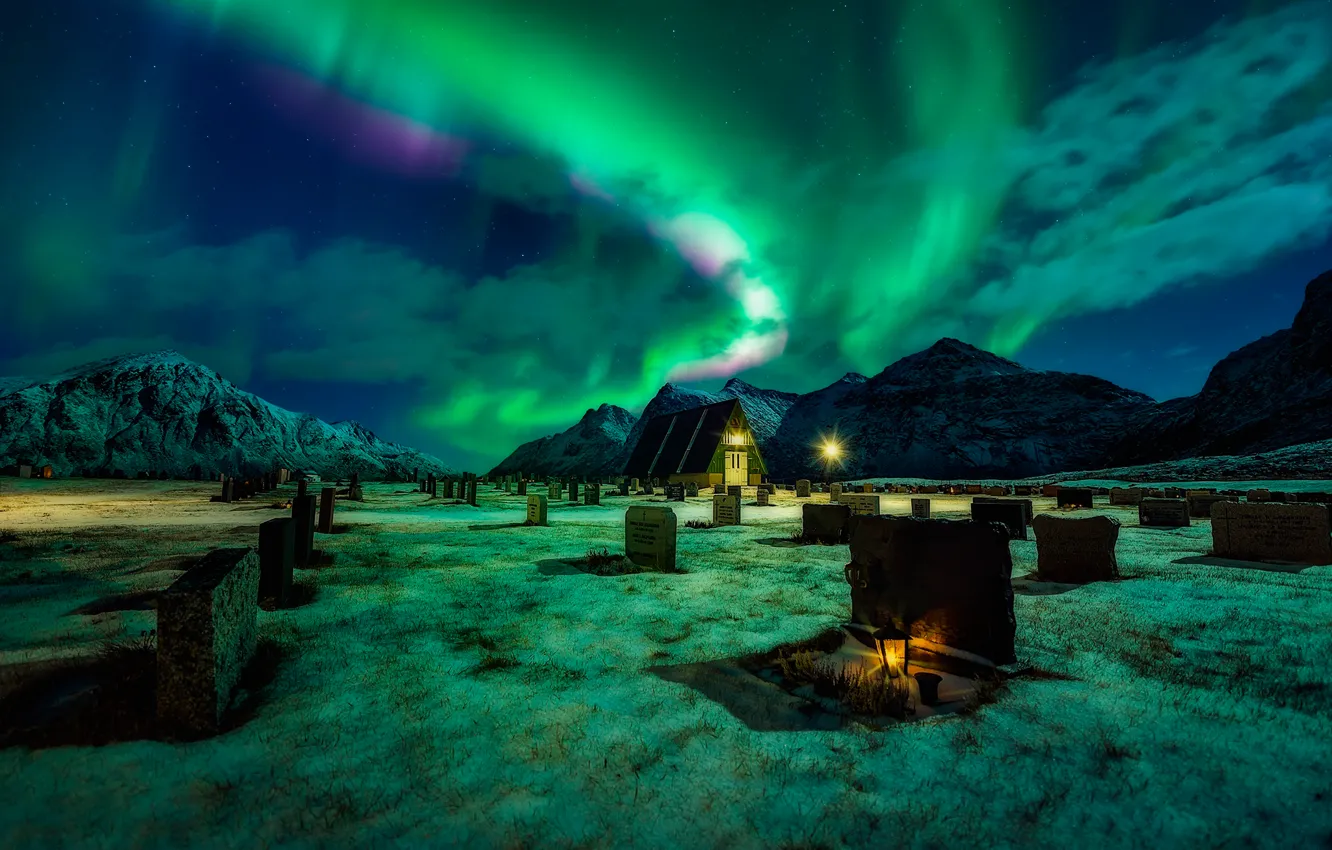 Фото обои горы, ночь, северное сияние, фонарь, кладбище