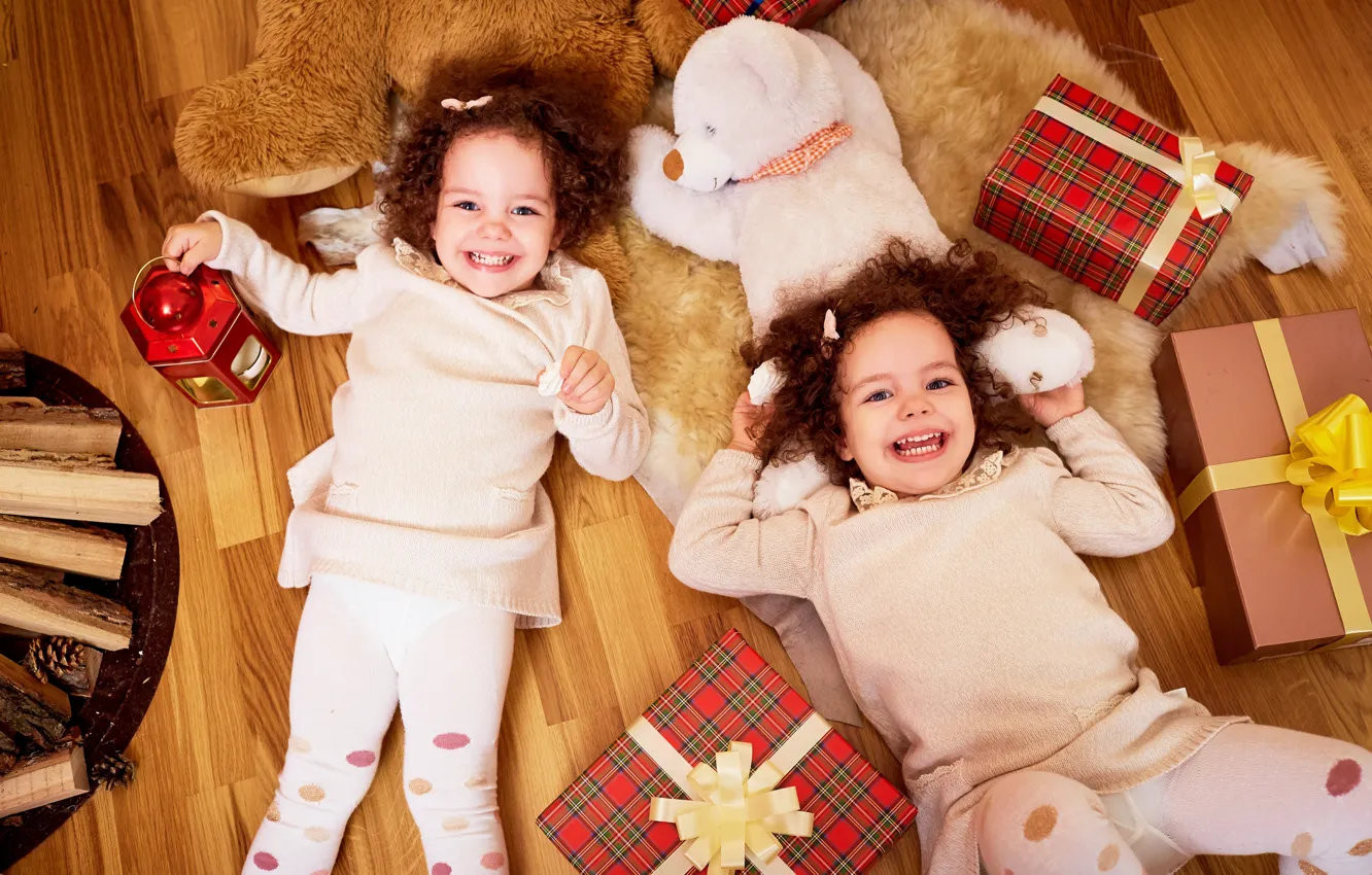 Фото обои радость, улыбка, девочки, игрушки, маленькие, фонарь, подарки, Новый год