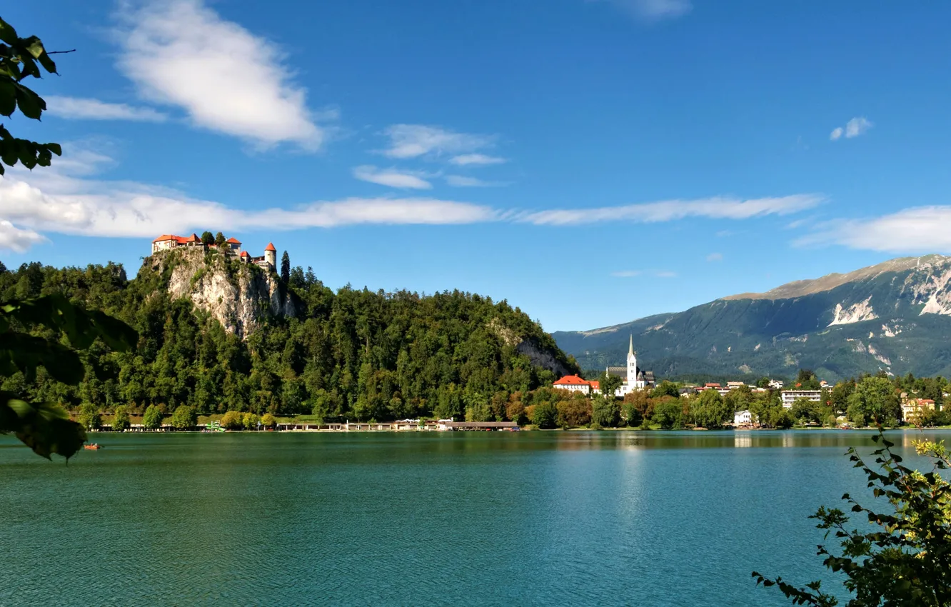 Фото обои лес, небо, облака, деревья, горы, озеро, скалы, берег