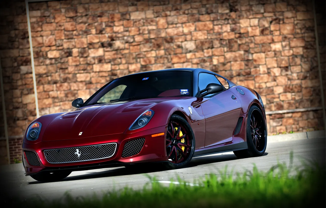 Фото обои трава, стена, red, wall, ferrari, феррари, вид спереди, 599 GTO