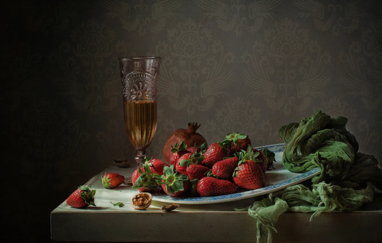 Фото обои ягоды, фон, бокал, клубника, тарелка, натюрморт, гранат, грецкий орех