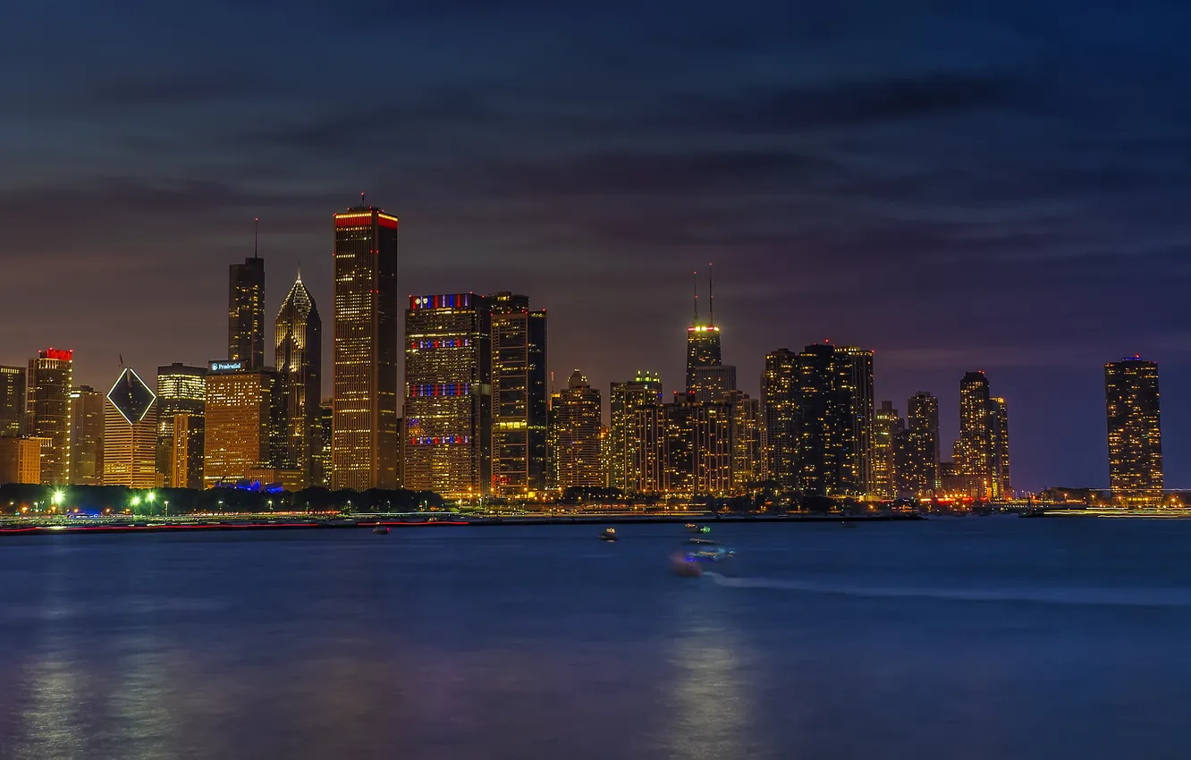 Фото обои ночь, город, огни, небоскребы, катер, Chicago, озеро Мичиган, панорамма