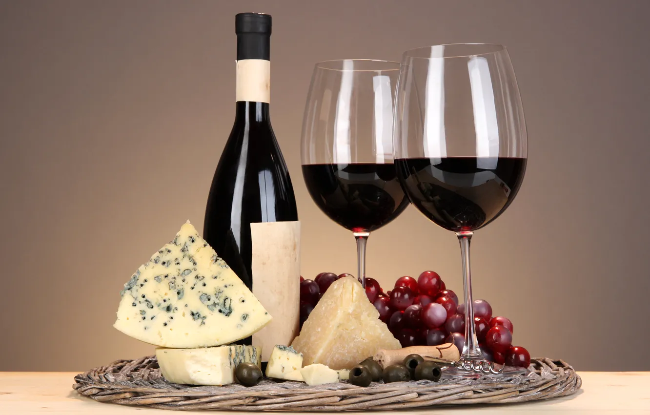 Фото обои вино, бокал, бутылка, сыр, виноград, оливки, штопор