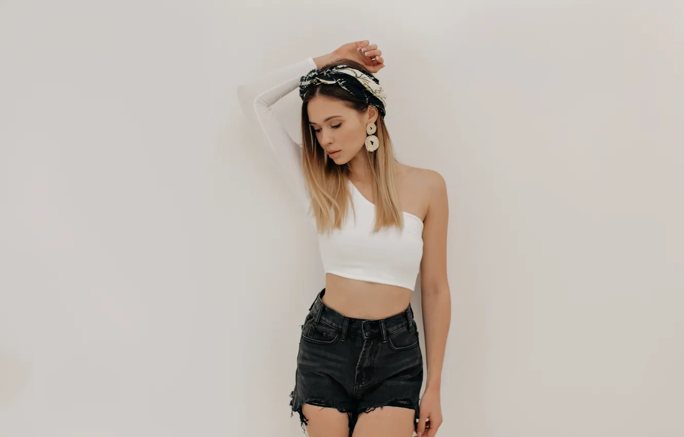 Фото обои girl, shorts, model, cute, earrings, tank top, denim