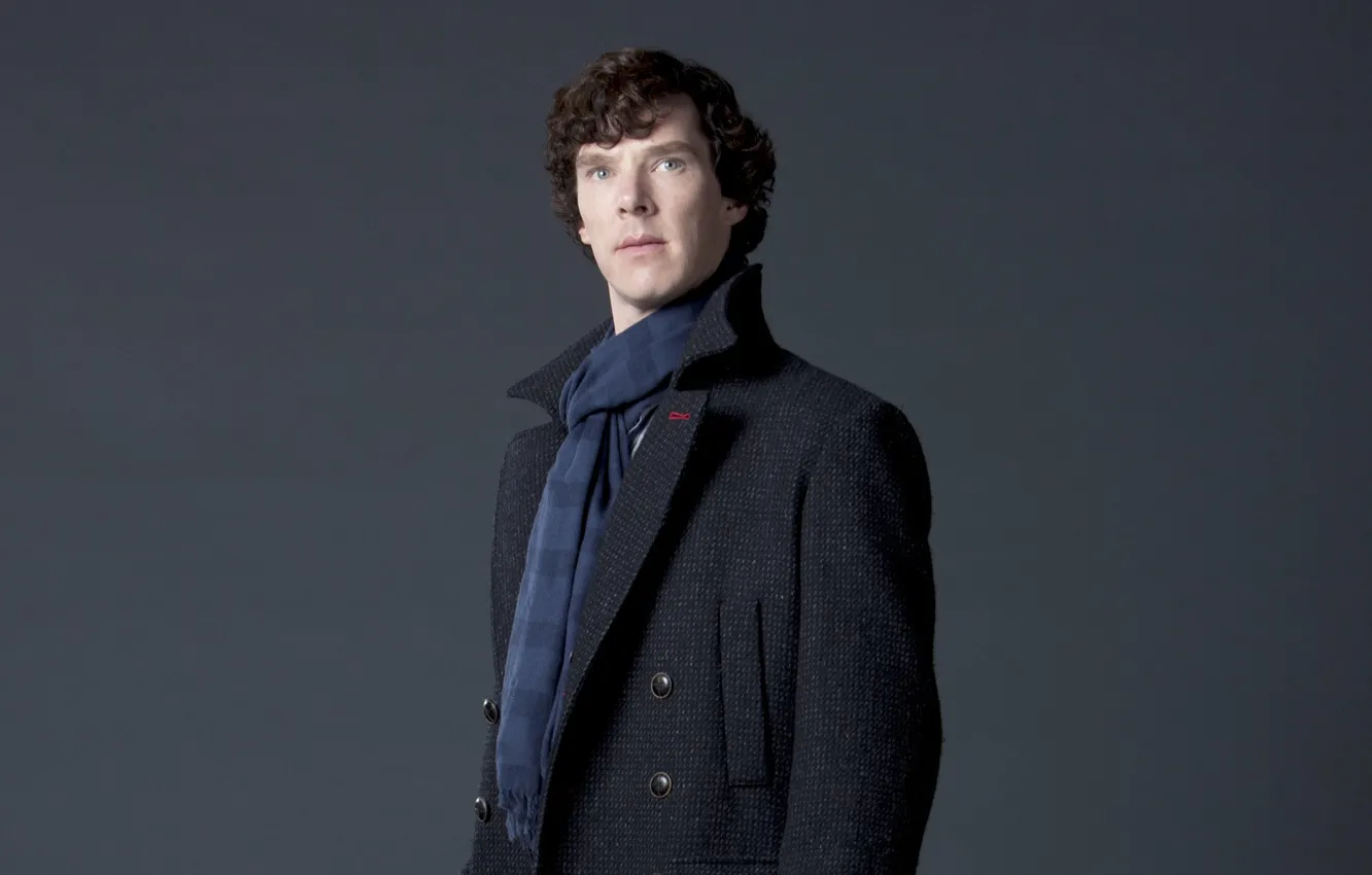 Фото обои актёр, серый фон, Шерлок Холмс, пальто, персонаж, Бенедикт Камбербэтч, Benedict Cumberbatch, Sherlock