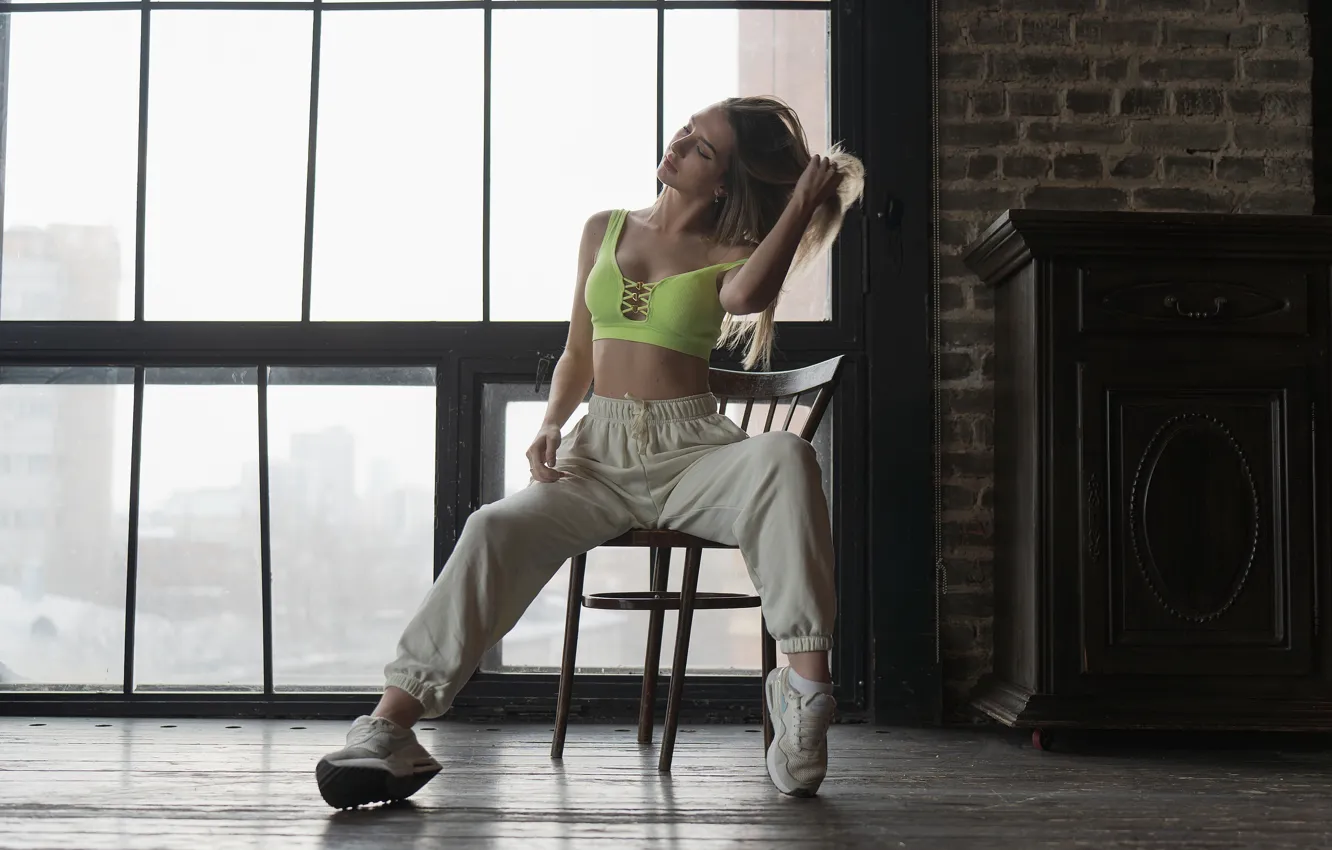 Фото обои девушка, model, chair, blonde, sitting, fitness model, sneakers, closed eyes