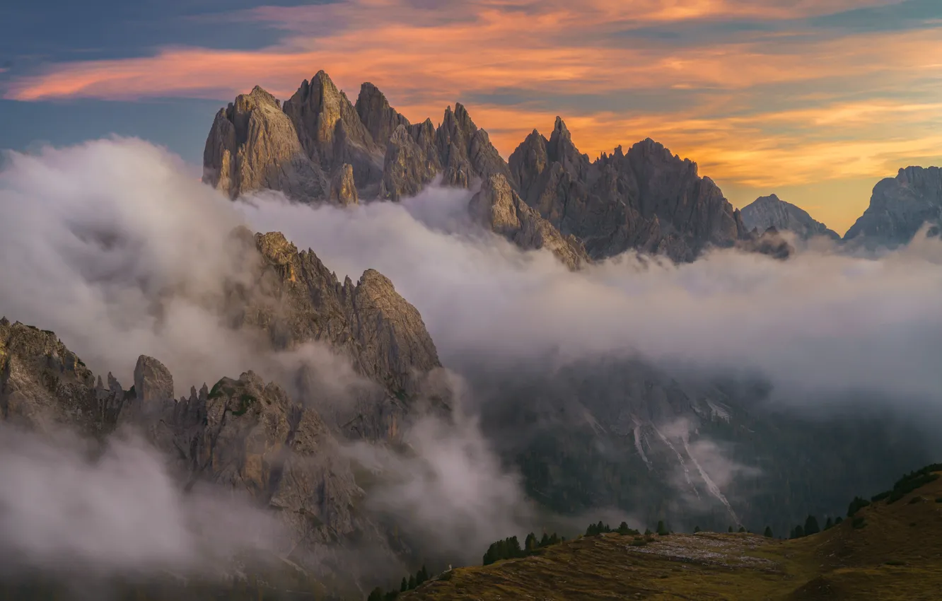 Фото обои field, landscape, nature, sunset, mountains, clouds, mist, cliff