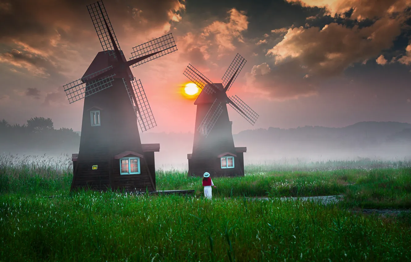 Фото обои небо, трава, девушка, солнце, облака, туман, рассвет, холмы