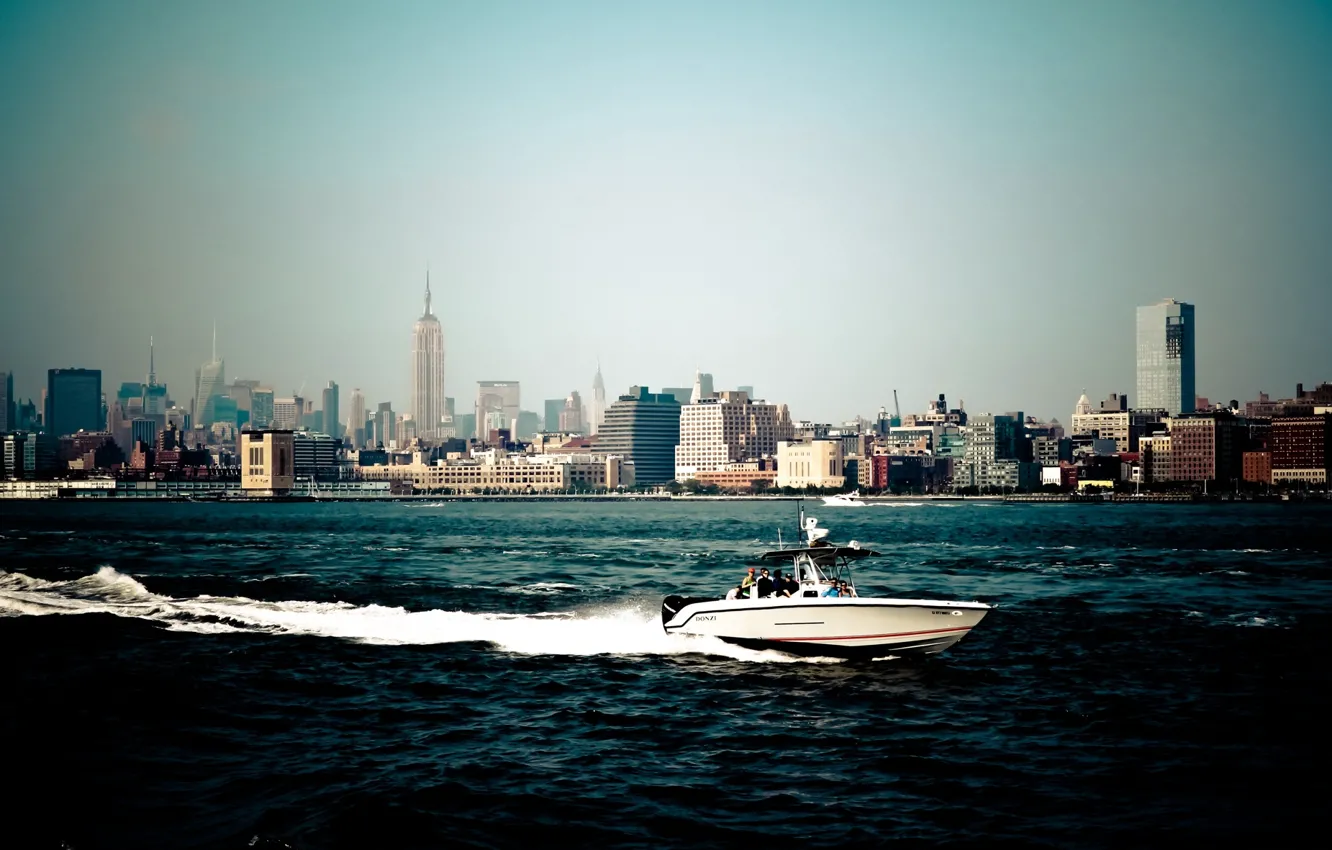 Фото обои вода, город, лодка, Нью-Йорк, небоскребы, америка, сша, штаты