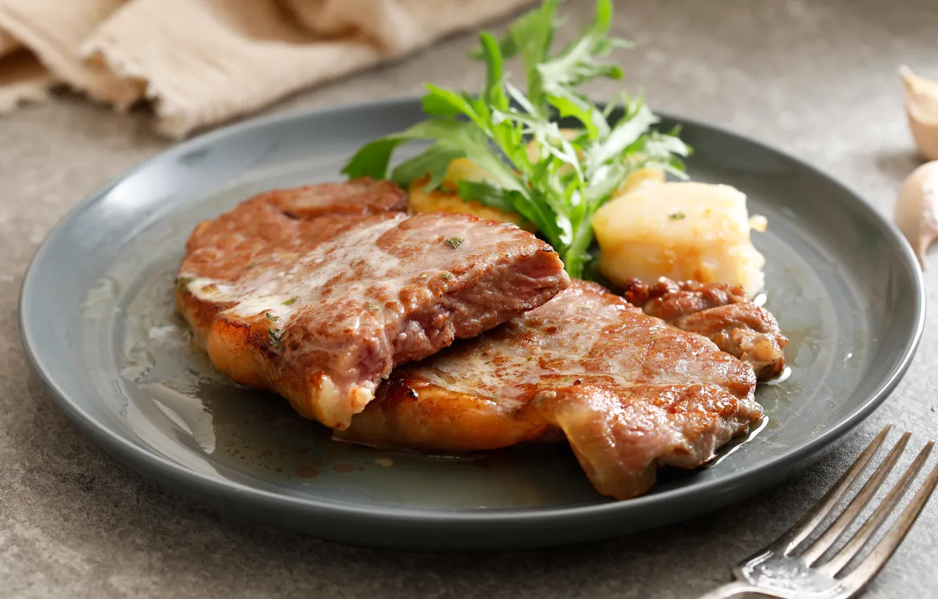 Фото обои зелень, стейк, столовый прибор