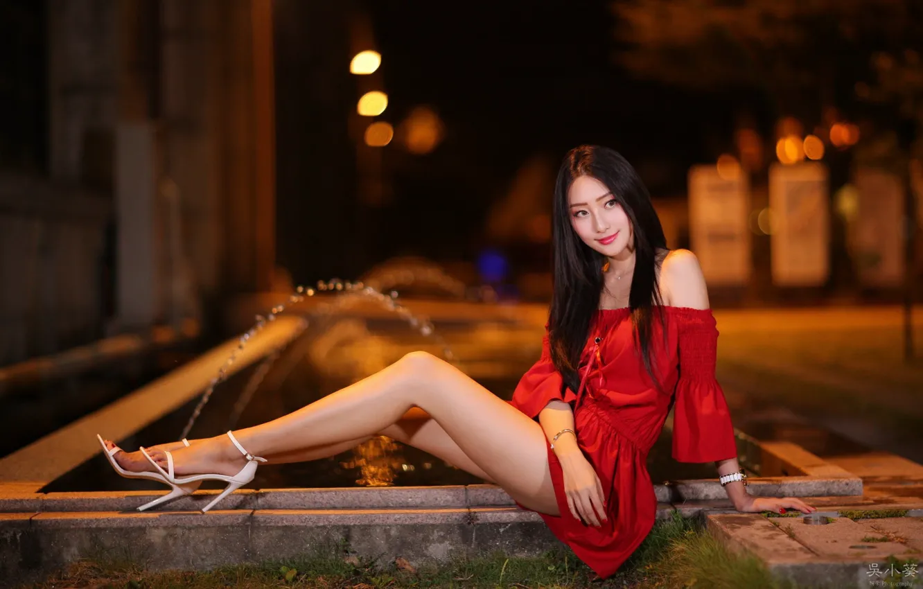 Фото обои азиатка, красное платье, высокие каблуки, размытость боке, сидит боком