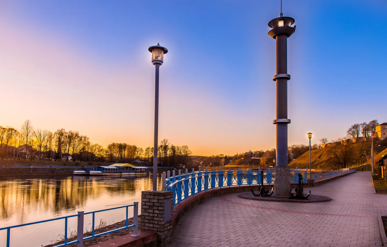 Фото обои река, рассвет, фонарь, набережная, Беларусь, Гродно