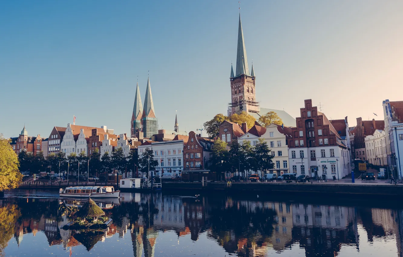 Фото обои отражение, лодка, Германия, зеркало, канал, Любек, церкви. солнечный