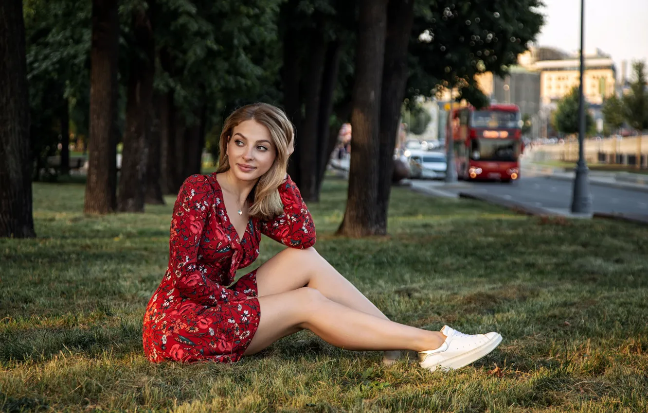 Фото обои city, grass, sky, dress, trees, Street, model, brunette