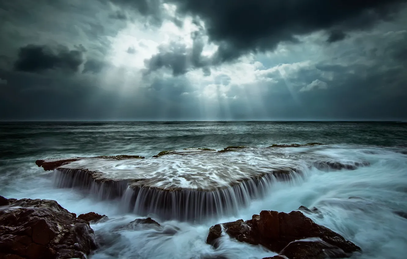 Фото обои море, волны, небо, вода, лучи, свет, тучи, природа
