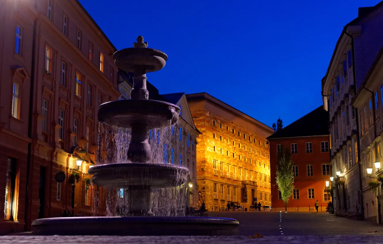 Фото обои ночь, огни, улица, дома, фонари, фонтан, Словения, Ljubljana