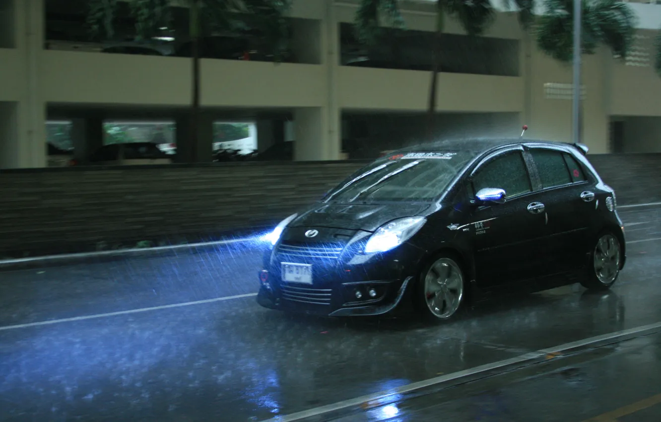 Фото обои машина, брызги, дождь, лужи, едет, Toyota Yaris