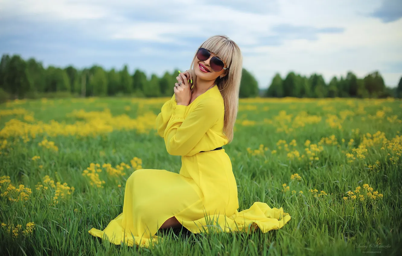 Фото обои девушка, милая, модель, Очки, Улыбка, блондинка, Обои, Туфли