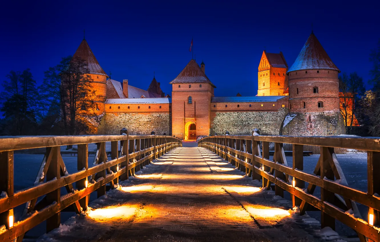 Фото обои зима, снег, деревья, ночь, мост, огни, река, замок