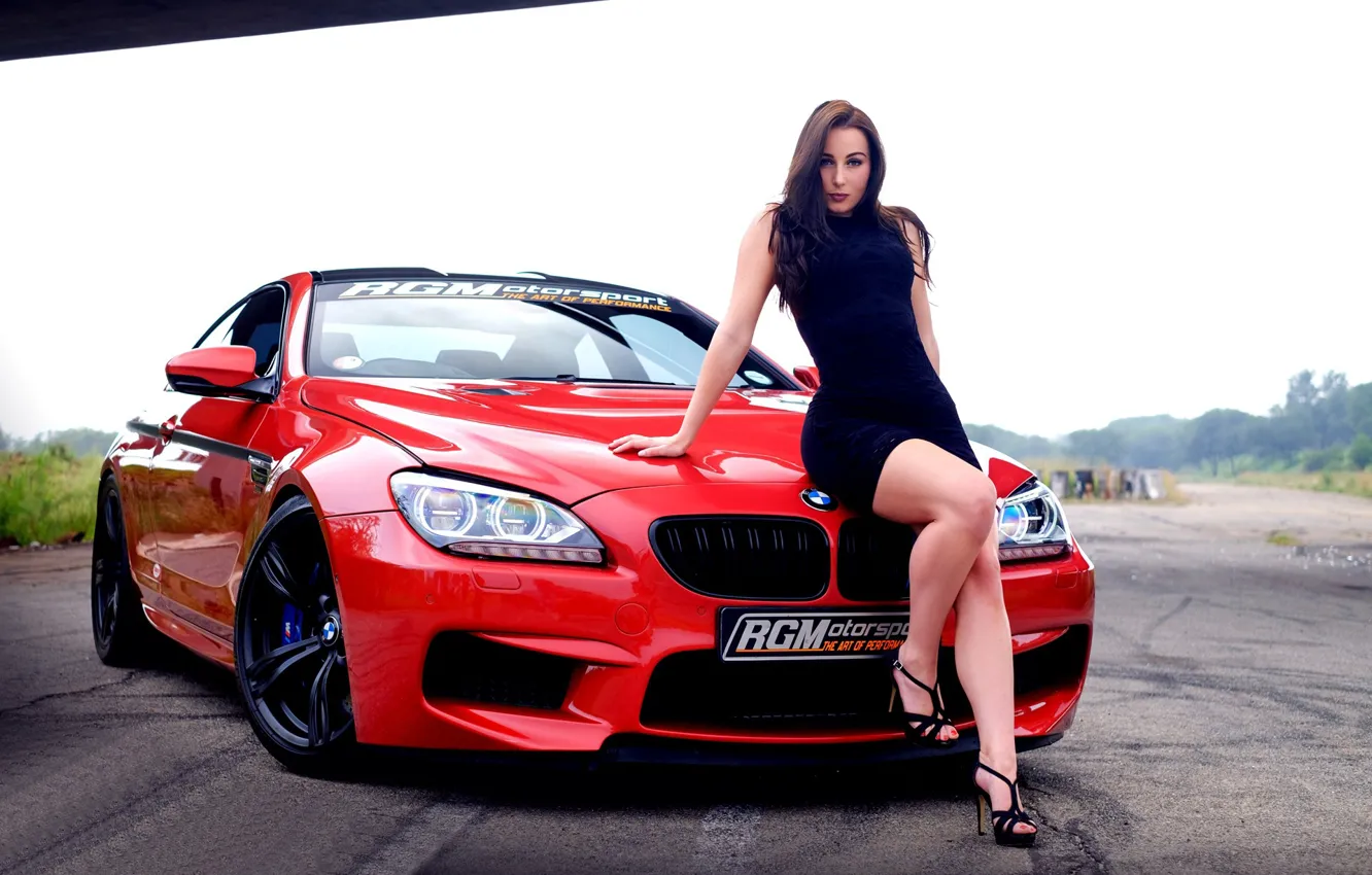 Фото обои взгляд, Девушки, BMW, красный авто, на капоте, красивая брюнетка, Christiane Romicke