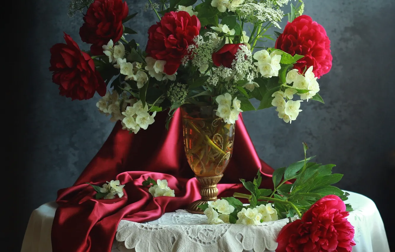 Фото обои цветы, ветки, стол, ткань, ваза, скатерть, салфетка, пионы