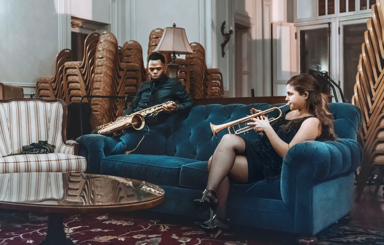 Фото обои girl, blue, man, living room, sofa, velvet, saxophone, musicians
