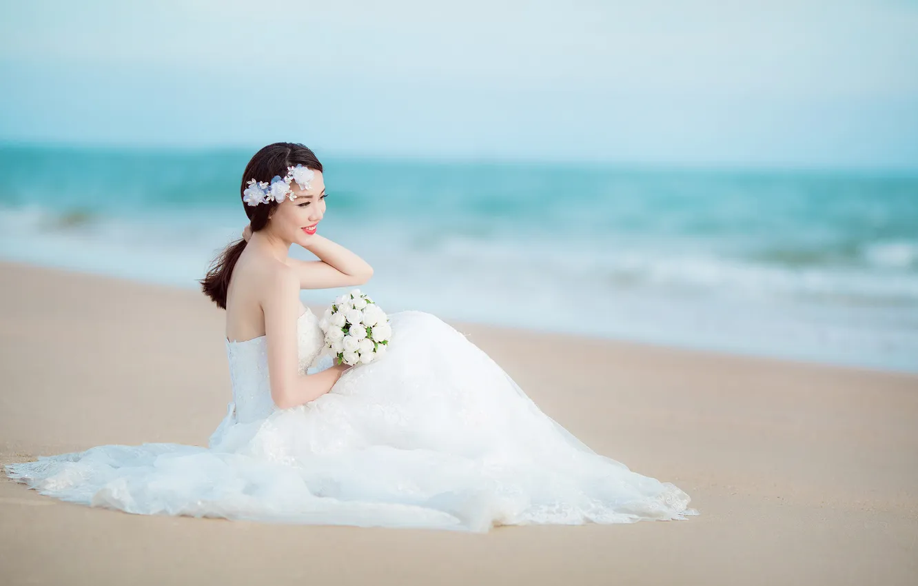 Фото обои песок, море, волны, пляж, улыбка, букет, губы, невеста
