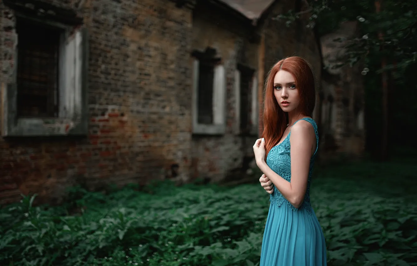 Фото обои трава, девушка, голубое, листва, здание, портрет, платье, рыжая