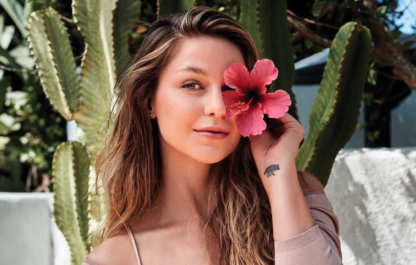 Фото обои Девушка, Цветок, кактус, Улыбка, Татуировка, гибискус, Melissa Benoist