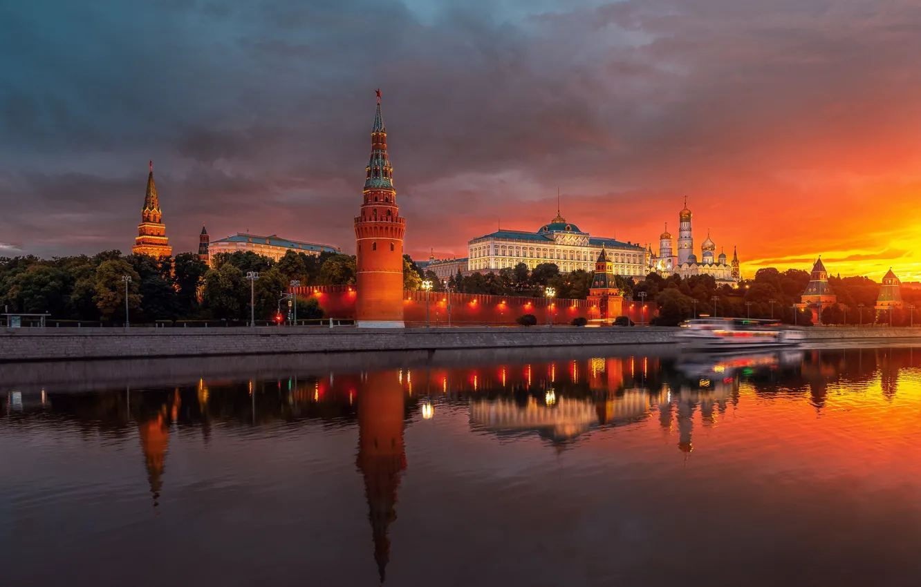 Фото обои город, река, здания, вечер, освещение, Москва, башни, храм