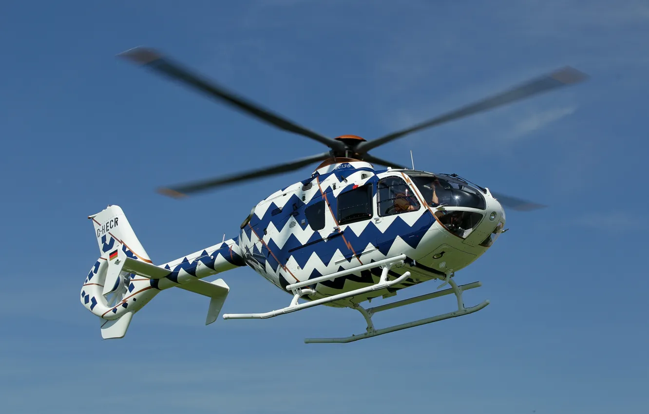 Фото обои полет, вертолет, eurocopter, ЕС 135