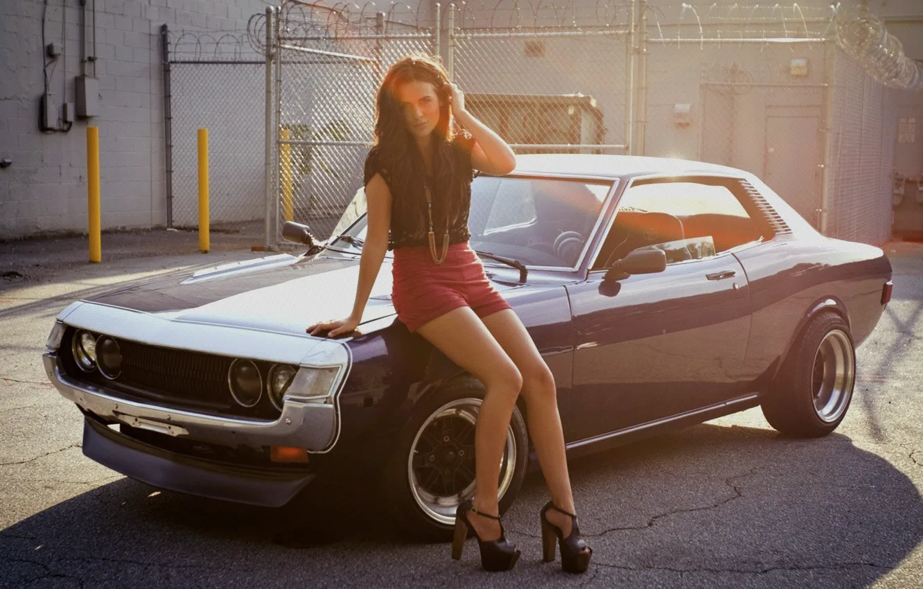 Фото обои машина, авто, взгляд, девушка, свет, улица, шорты, ножки