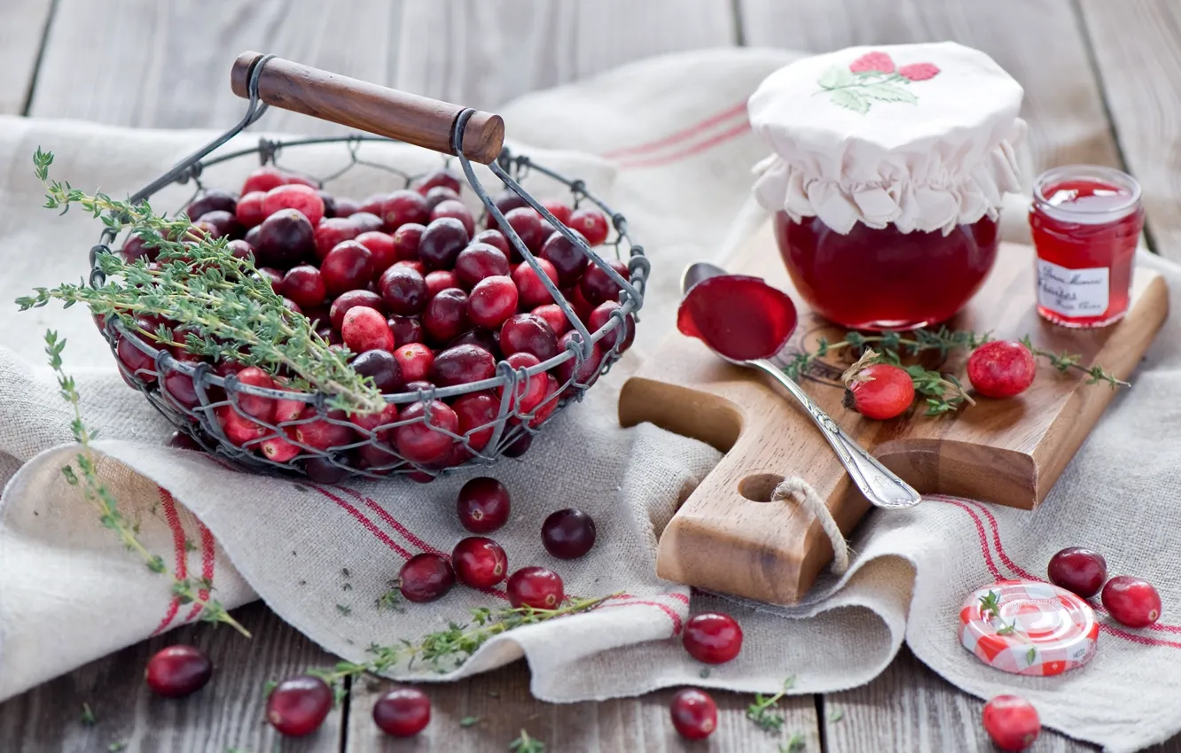 Фото обои ягоды, шиповник, баночки, ложка, красные, доска, натюрморт, корзинка