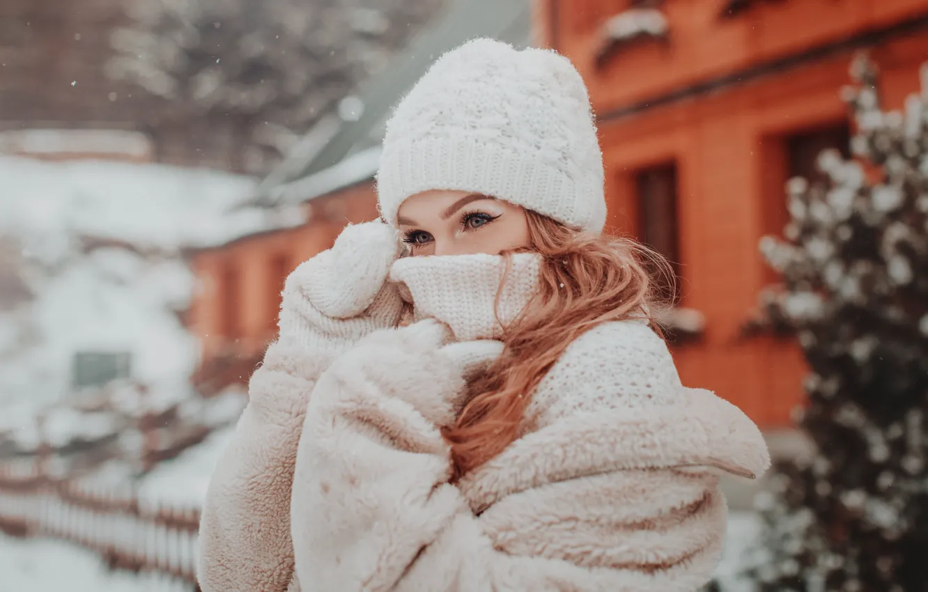 Фото обои зима, девушка, снег, дом, настроение, шапка, шуба